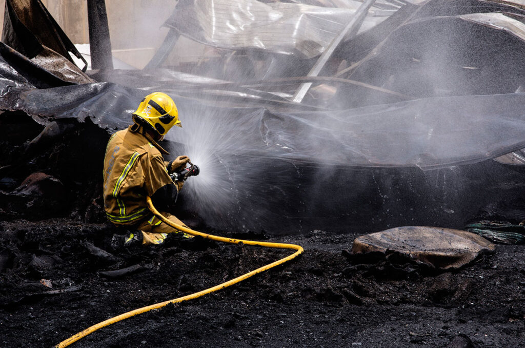 Bombero apagando fuego